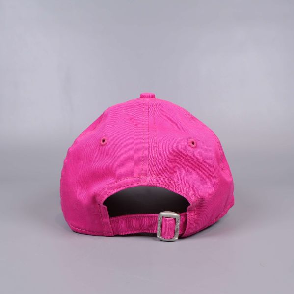 Baksidan av rosa keps med justerbart spänne
