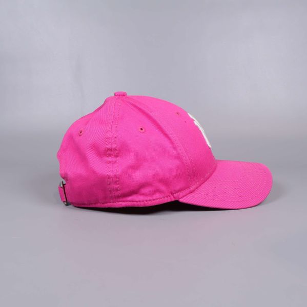 Sidan av rosa keps med ventilationshål synliga