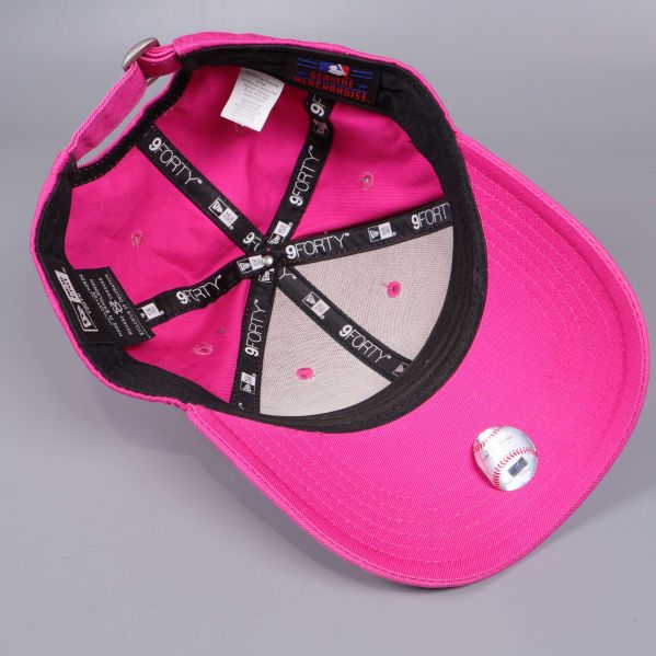 Insidan på rosa keps med svarta band och etikettdetaljer