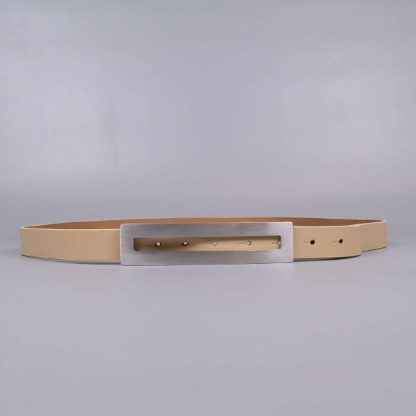 Beige bälte med rektangulärt metallspänne liggande