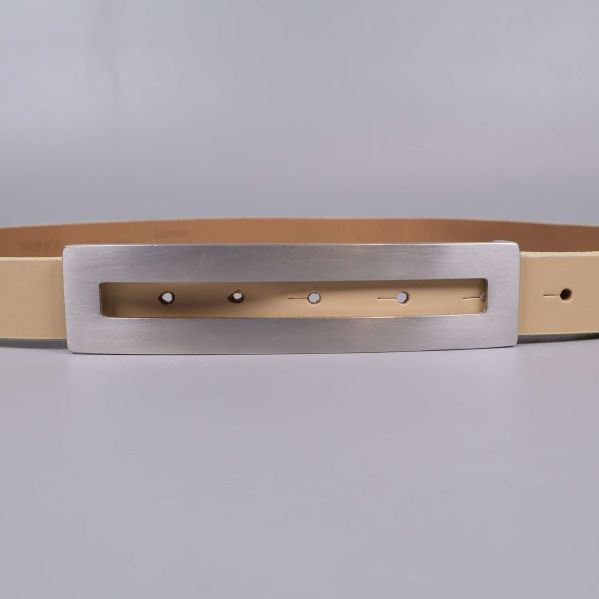 Närbild på bältesspänne i borstat metallutförande