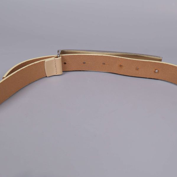 Baksidan av bältet där fästet för spännet syns