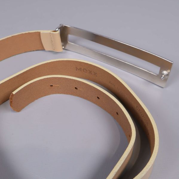 Bältet upprullat bredvid ett rektangulärt metallspänne