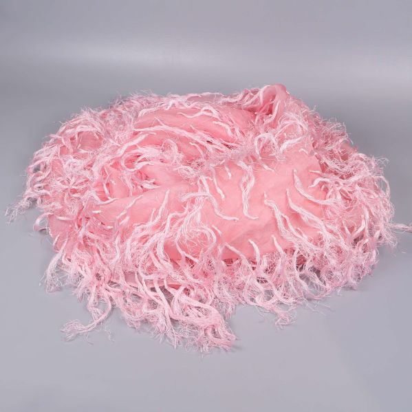 Rosa sjal vecklad på ljus bakgrund med långa fransar