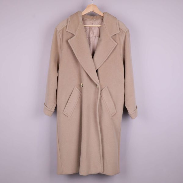 Beige kappa med dubbelknäppning