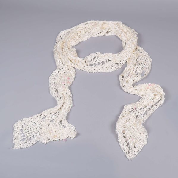 Virkad cremevit sjal med vågiga kanter och paljetter