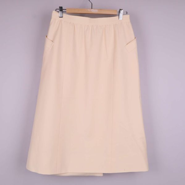 Helbild av beige kjol bakifrån