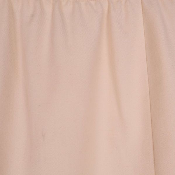 Närbild på tyget i beige färg, slät och strukturerad yta