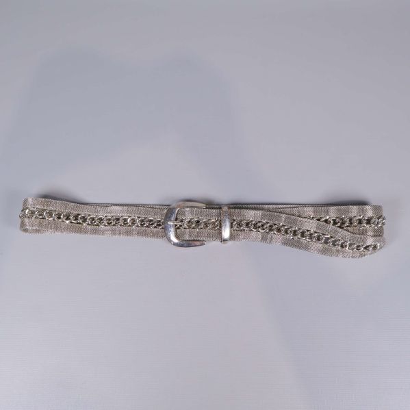 Smalt metallskärp i silverfärg med kedja och spänne