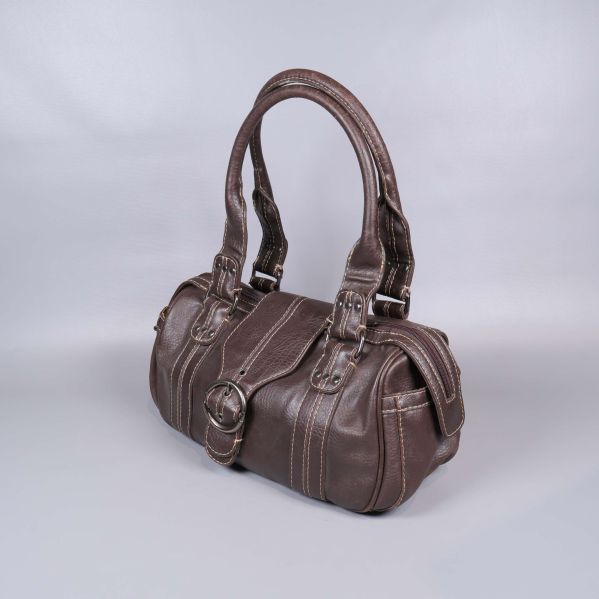 Brun axelväska med kontrastsömmar och spänne framtill