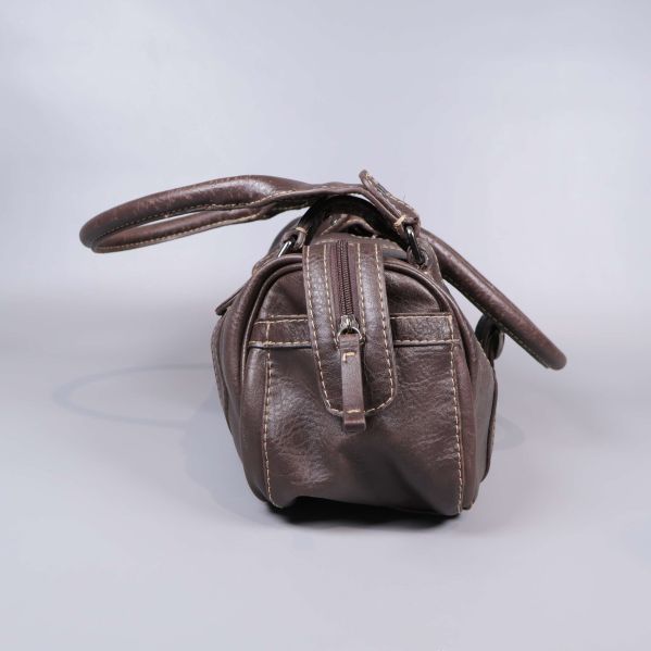 Sidan av väskan med förstärkt söm och ytterficka