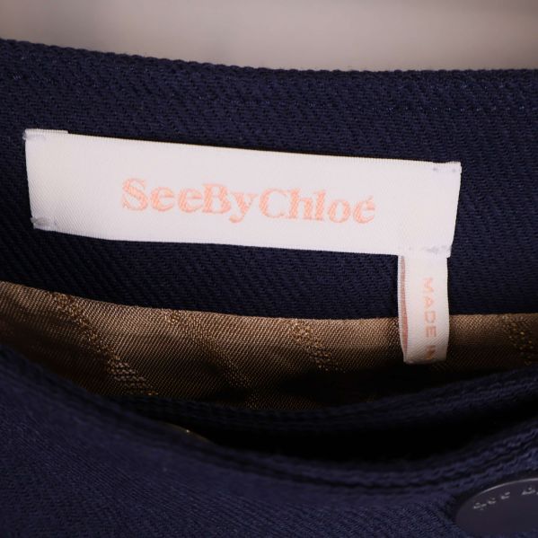 Närbild på See by Chloé-etikett i midjan