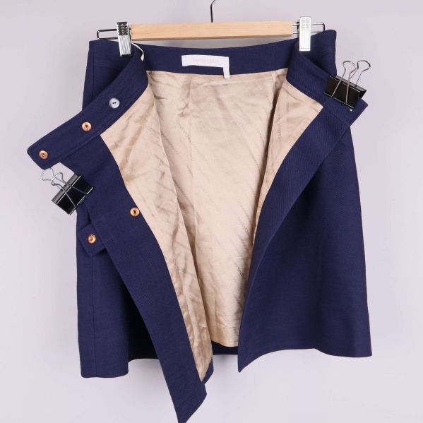 Kjol uppknäppt för att visa ljus beige foder