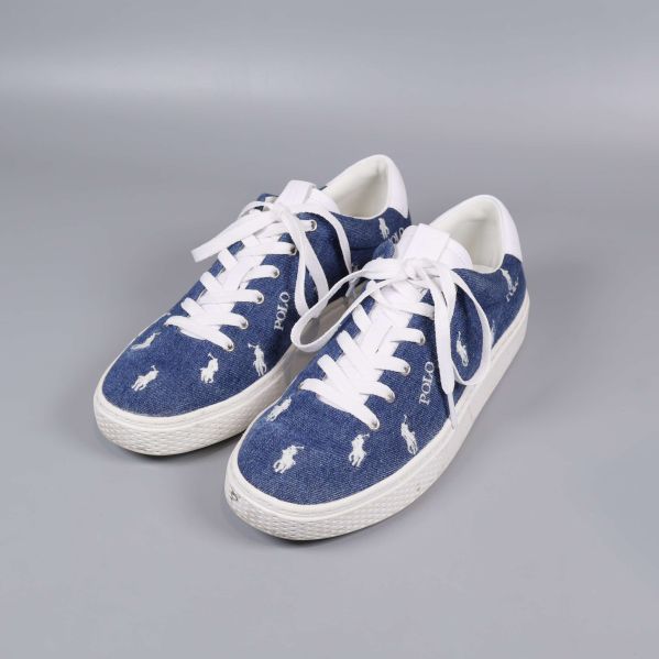 Par sneakers i blått tyg med vita detaljer och snören