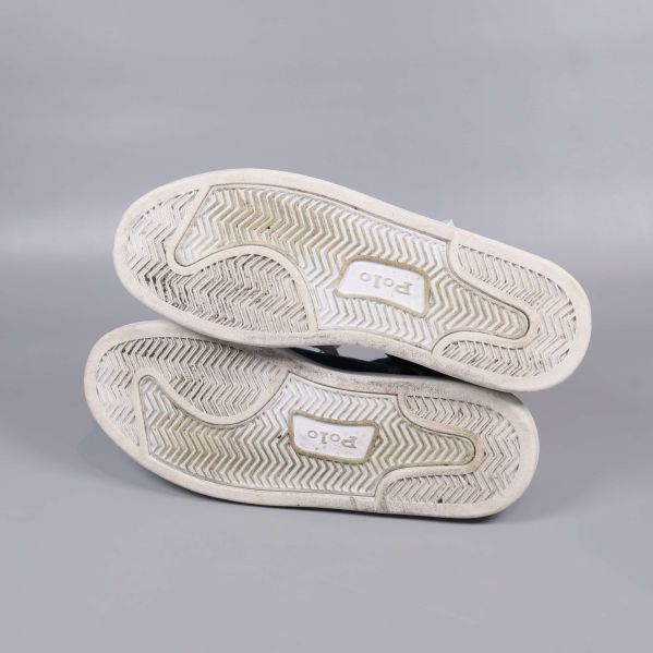 Välanvända sulor på sneakers med Polo-märkning under