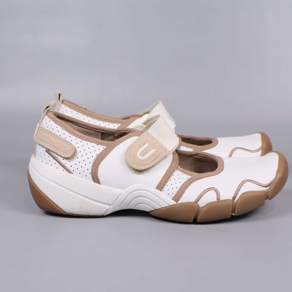 Båda skorna från sidan, perforerade och med gummisula