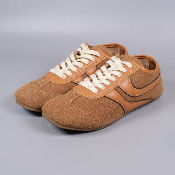 Bruna sneakers med kontrasterande detaljer och vita snören