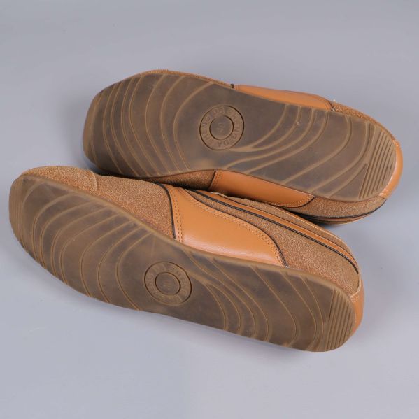 Undersida på sneakers med mönstrad sula