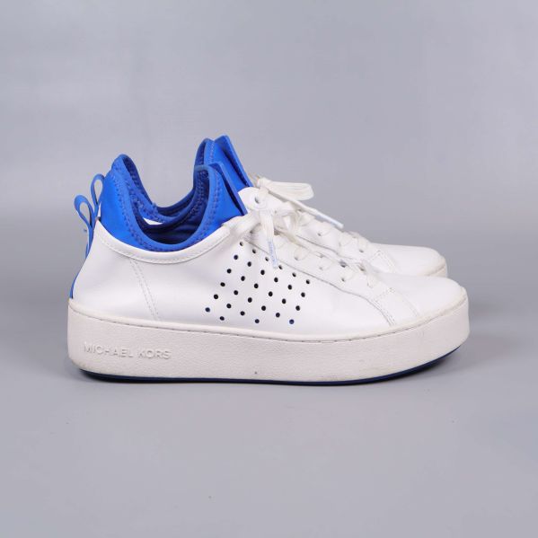 Sneakers visade från andra sidan med blå insida