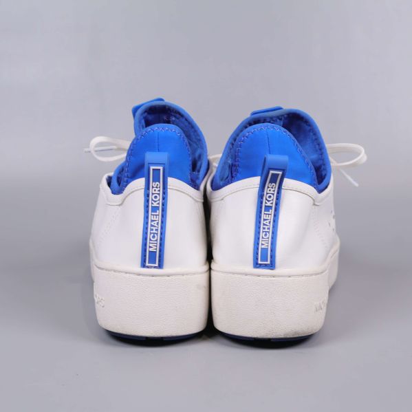 Sneakers bakifrån med blå logoband och Michael Kors-tryck