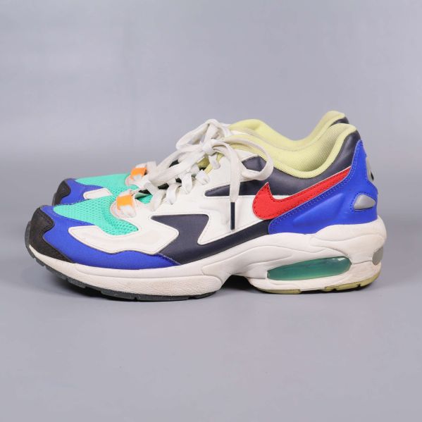 Sneakers från sidan visar röd Nike swoosh och blå detaljer