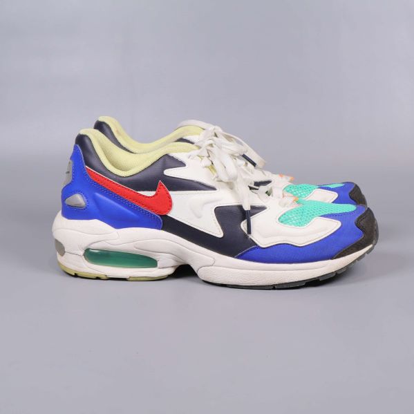 Sneakers från motsatt sida med tydliga gröna och blå partier