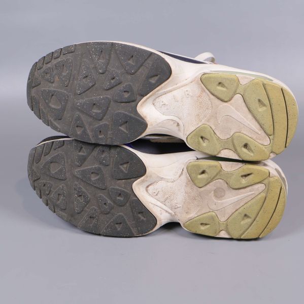 Underifrån visar mönstrad yttersula i svart och beige