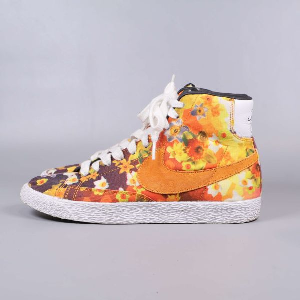 Närbild på sidan av Nike sneakers med stort orange swoosh