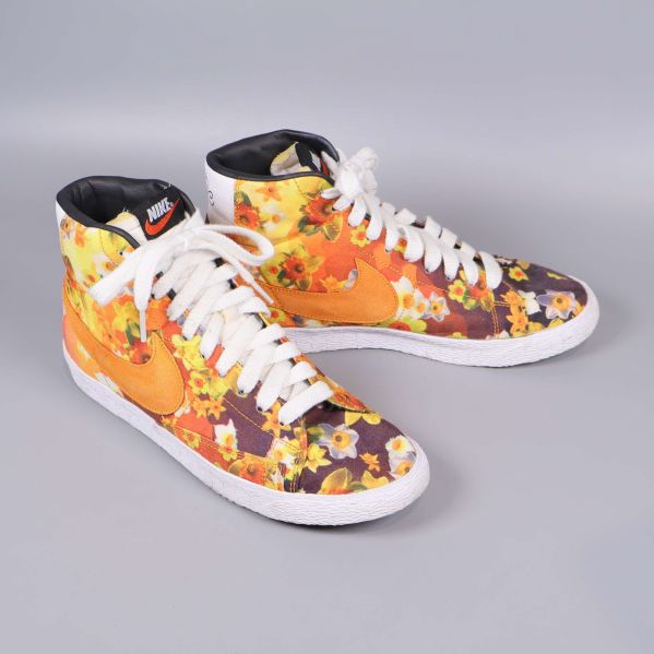 Höga Nike sneakers med blommigt tyg, orange detalj och vit sula