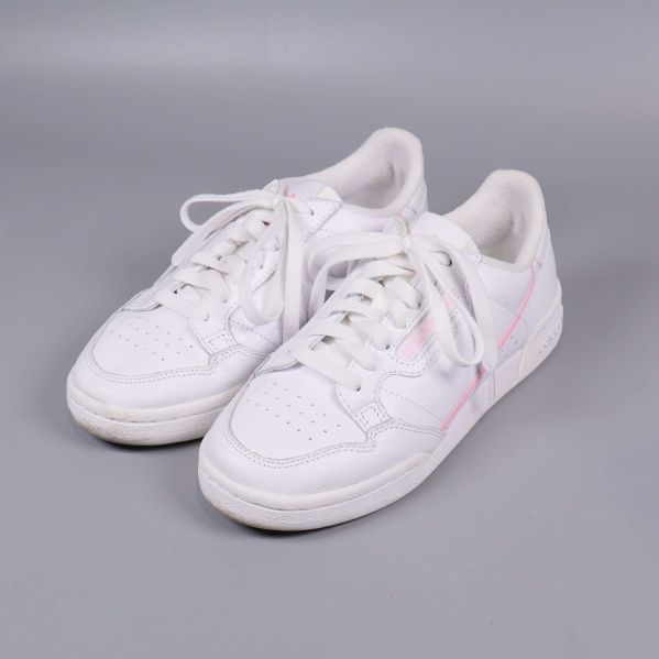 Vita sneakers med snörning och rosa inslag framtill