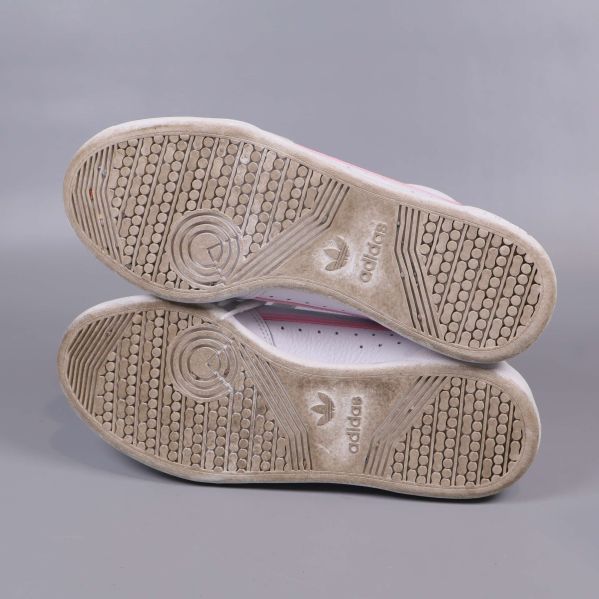 Nedsidan på sneakers med adidas-logga och mönstrad sula