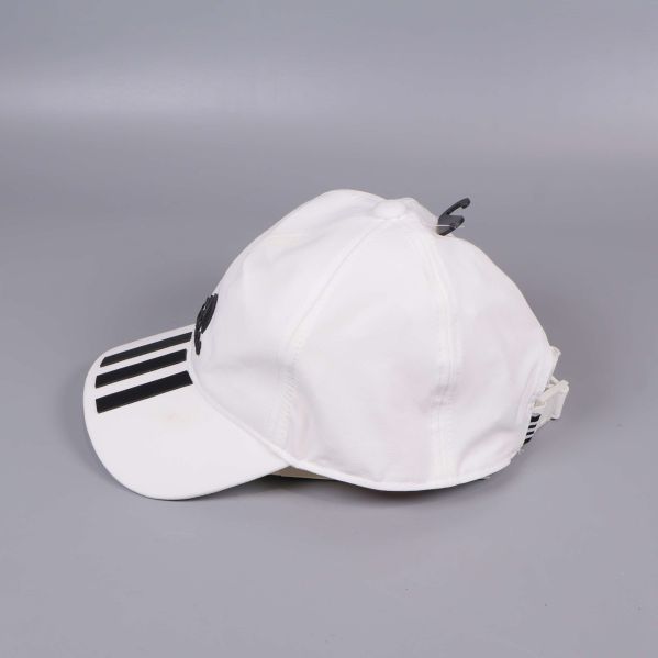 Vit adidaskeps från sidan med justerbart band