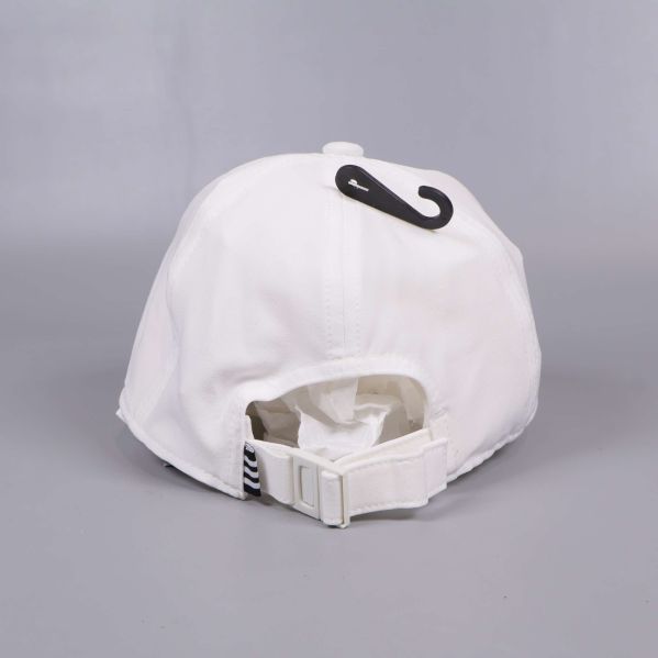 Insida av vit keps visar texten AEROREADY