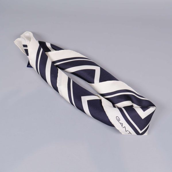 Blåvit scarf ihopvikt med grafiskt tryck