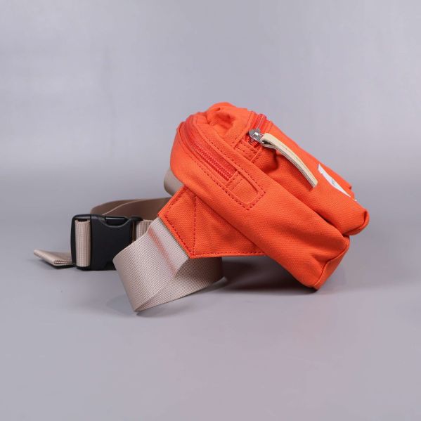 Sidovy av axelväska i orange med beige rem