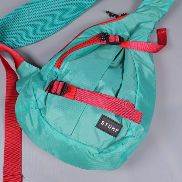 Närbild på väska med STUHF-etikett och röda spännen