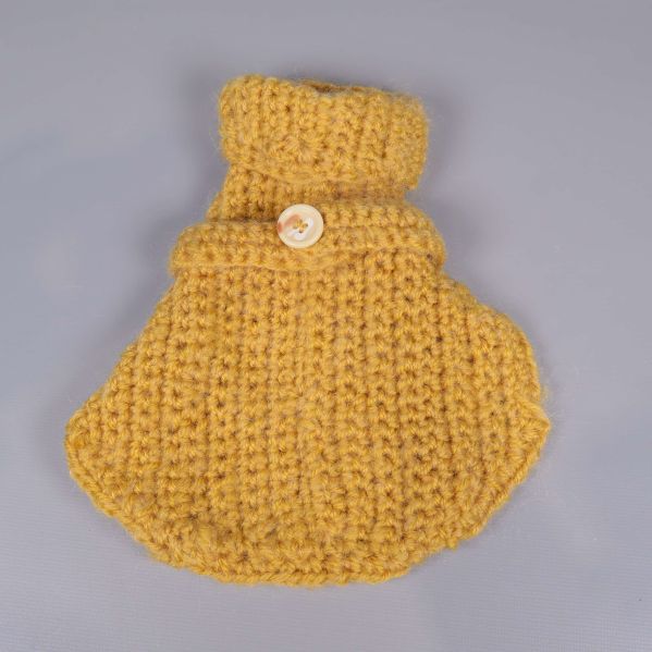 Knappstängning på stickad gul hundtröja