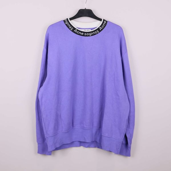 Lila sweatshirt med rund hals och logotyp på kragen