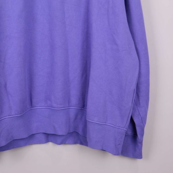 Närbild på sweatshirtens nederkant och sidoslits