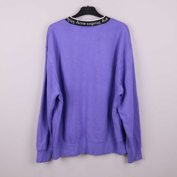 Baksidan av lila sweatshirt visas upphängd