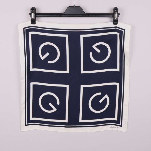 Utbredd scarf med marinblått grafiskt G-mönster