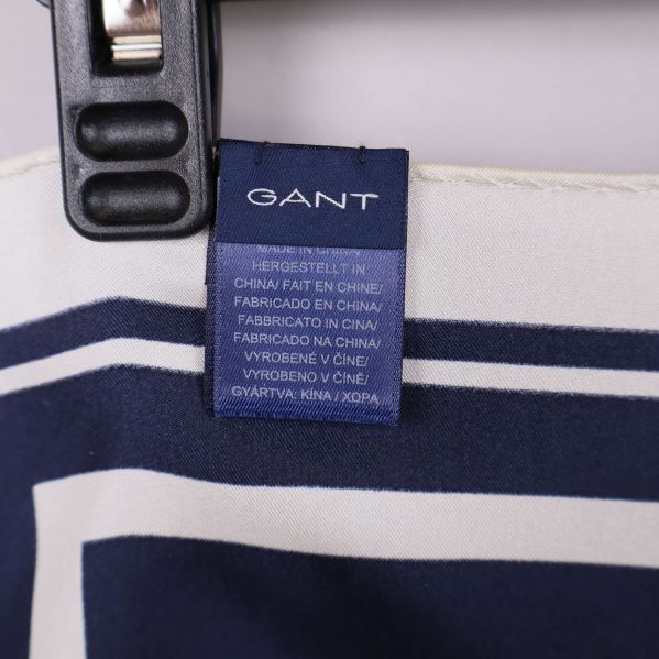 Närbild på etikett med GANT och tillverkningsinfo