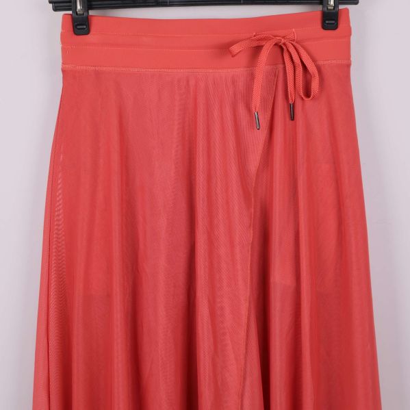 Närbild av kjolens midja och knytband