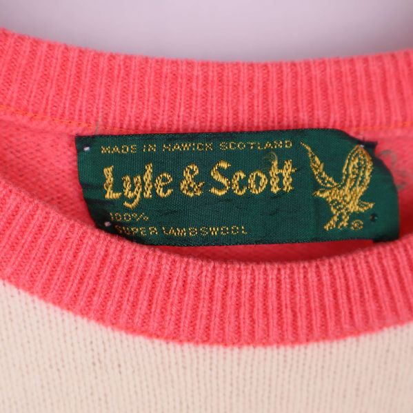 Nacketikett från Lyle & Scott med gul logotyp och information om lammull
