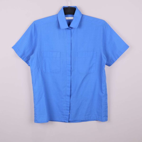 Kortärmad blå skjorta med två bröstfickor framifrån