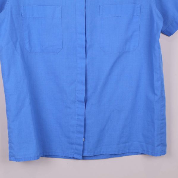 Nedre del av blå skjorta med raka kanter