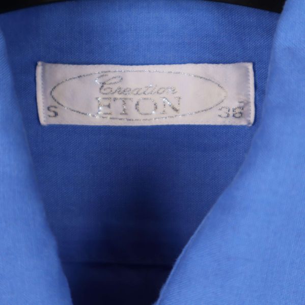 Närbild på etikett Creation Eton i skjortan