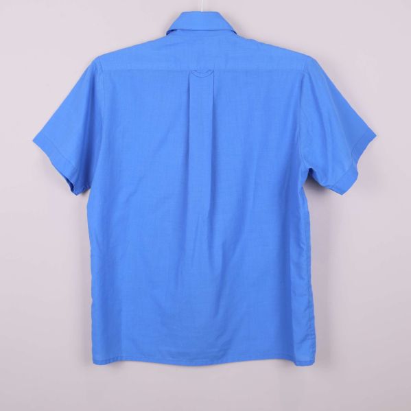 Baksida av kortärmad blå skjorta med enkel söm