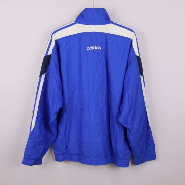 Baksida på blå och vit Adidas jacka med logotyp upptill