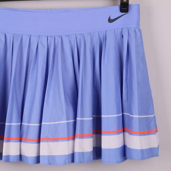 Närbild på resårlinning och Nike-logga på kjol